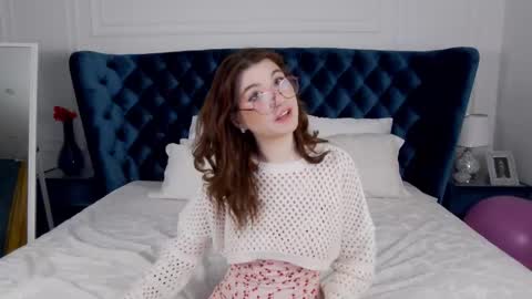 Snapshot of bellebellerose chatting on 02-24-25, 10:37 BelleBellerose online show from 02-24-25, 10:37