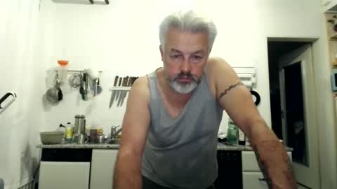 Snapshot of berg_boy chatting on 11-11-25, 10:32 Martin online show from 11-11-25, 10:32