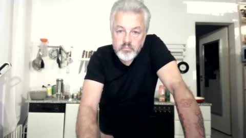 Snapshot of berg_boy chatting on 11-17-25, 10:15 Martin online show from 11-17-25, 10:15