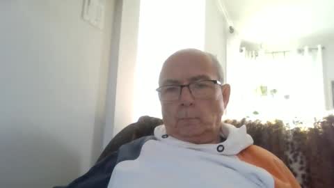 bernard1102 online show from 12-20-25, 04:14