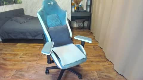 Im Lola online show from 02-21-25, 01:33