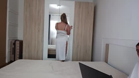 Alex and Victoria online show from 09-28-25, 02:33