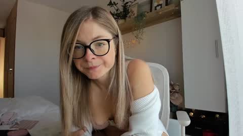 Snapshot of bestgirl_ofthe_neighborhood chatting on 10-13-25, 07:19 Vicky online show from 10-13-25, 07:19