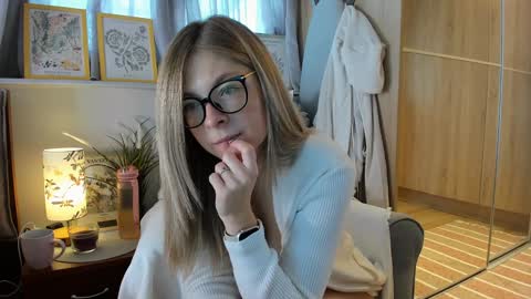 Snapshot of bestgirl_ofthe_neighborhood chatting on 10-21-25, 06:36 Vicky online show from 10-21-25, 06:36