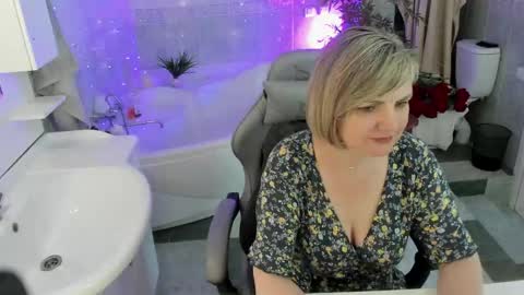 Snapshot of bettygibsonn chatting on 05-03-26, 01:22 Betty online show from 05-03-26, 01:22