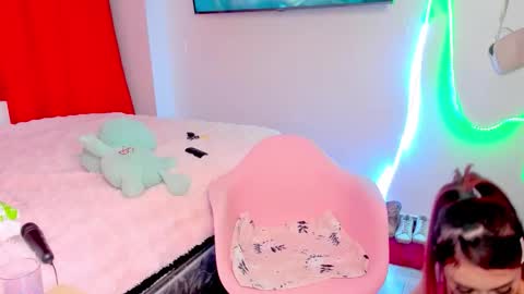 Snapshot of beverly_larson1 chatting on 10-23-25, 11:35 danni online show from 10-23-25, 11:35