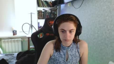 Snapshot of beverly_yay chatting on 06-08-26, 02:39 beverly_yay online show from 06-08-26, 02:39