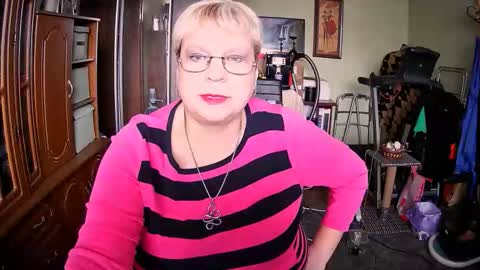 Snapshot of beverlyqcynia chatting on 10-20-25, 11:32 BeverlyQCynia online show from 10-20-25, 11:32