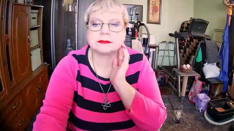 Snapshot of beverlyqcynia chatting on 10-23-25, 10:47 BeverlyQCynia online show from 10-23-25, 10:47