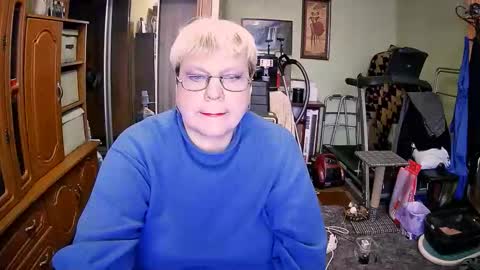 Snapshot of beverlyqcynia chatting on 10-28-25, 11:58 BeverlyQCynia online show from 10-28-25, 11:58