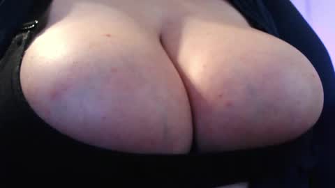 Snapshot of bigbittiesandfun chatting on 04-23-26, 11:40 bigbittiesandfun online show from 04-23-26, 11:40