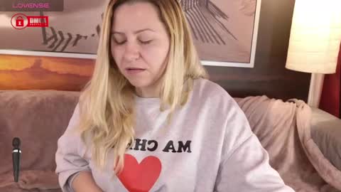 Snapshot of bigboobsarri chatting on 03-06-25, 09:36 BigBoobsArri online show from 03-06-25, 09:36