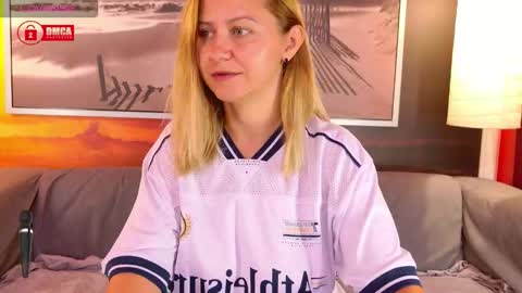 Snapshot of bigboobsarri chatting on 09-22-25, 09:11 BigBoobsArri online show from 09-22-25, 09:11