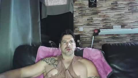 Snapshot of bigboyband chatting on 12-15-25, 09:35 Bigboyband online show from 12-15-25, 09:35