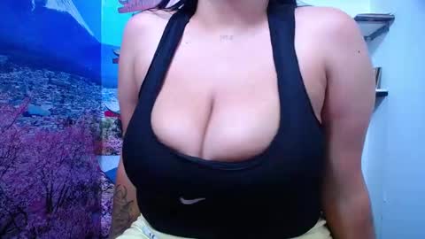 Snapshot of bigg_boobs_xxx chatting on 03-10-25, 12:18 Sunny online show from 03-10-25, 12:18
