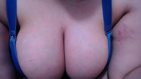Snapshot of bigg_boobs_xxx chatting on 10-15-25, 09:15 Sunny online show from 10-15-25, 09:15