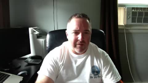 Snapshot of biggy9877 chatting on 06-18-26, 04:00 biggy9877 online show from 06-18-26, 04:00