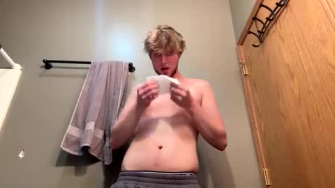 Snapshot of bigskinnyboyshh chatting on 05-13-26, 10:49 bigskinnyboyshh online show from 05-13-26, 10:49