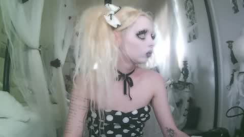 Snapshot of bl0odsyring3 chatting on 11-28-25, 07:49 vampire fang online show from 11-28-25, 07:49