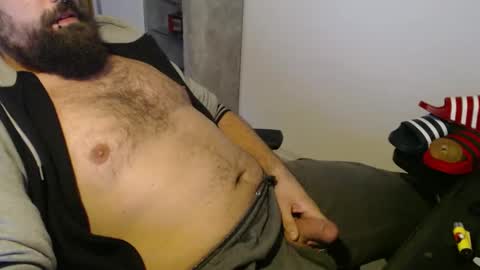 Snapshot of black_beard_slides chatting on 11-24-25, 01:27 black_beard_slides online show from 11-24-25, 01:27