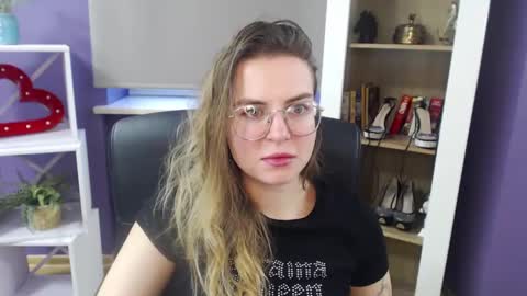 Z O E Y online show from 01-11-25, 11:45