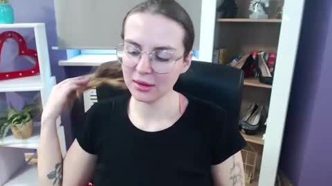 Z O E Y online show from 02-24-25, 09:00