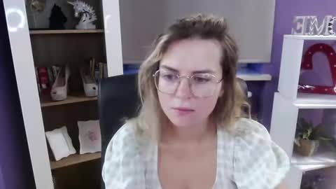 Z O E Y online show from 09-09-25, 04:23