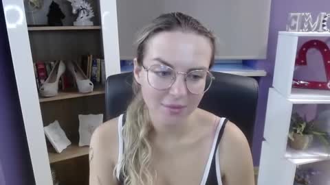 Z O E Y online show from 09-10-25, 04:23