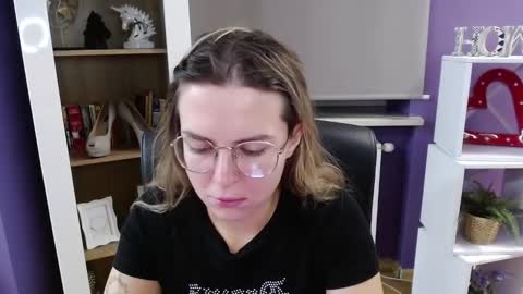 Z O E Y online show from 10-16-25, 04:46