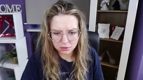 Z O E Y online show from 11-17-25, 06:19