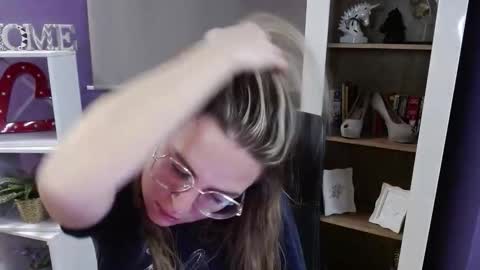 Z O E Y online show from 11-19-25, 05:51