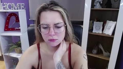 Z O E Y online show from 12-16-25, 05:34