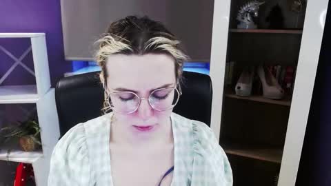 Z O E Y online show from 03-23-26, 05:33