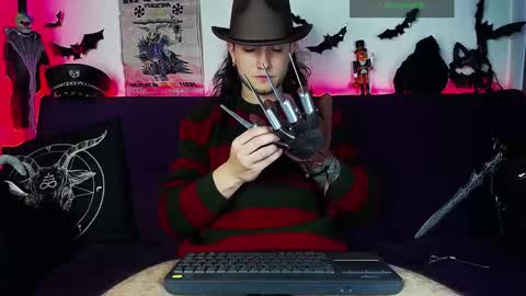 Snapshot of blackwolf_6 chatting on 10-24-25, 06:37 Dave online show from 10-24-25, 06:37