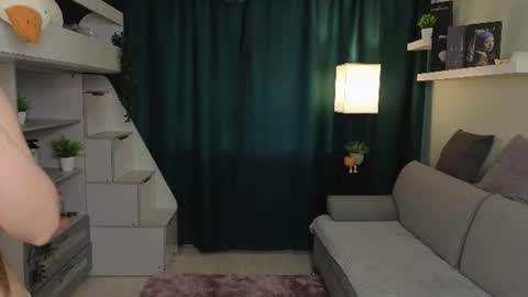 Mia online show from 06-18-26, 04:11
