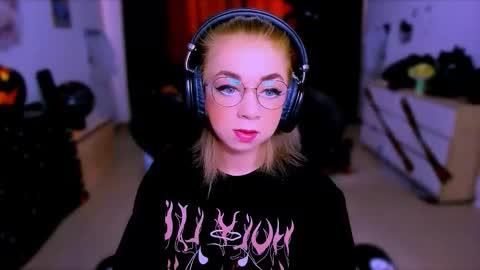 Nicole online show from 10-18-25, 08:48