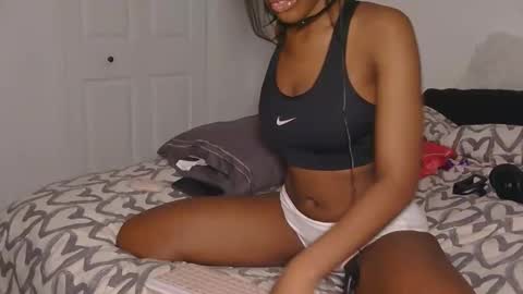 Snapshot of bloggirllaurel chatting on 12-15-25, 05:44 bloggirllaurel online show from 12-15-25, 05:44