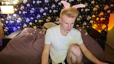 blond_boy69 online show from 04-06-26, 05:25