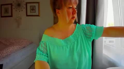 Nicole online show from 04-14-26, 03:23