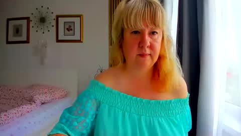 Snapshot of blonde_angel20 chatting on 06-09-26, 04:02 Nicole online show from 06-09-26, 04:02