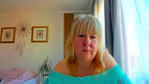 Snapshot of blonde_angel20 chatting on 06-18-26, 04:02 Nicole online show from 06-18-26, 04:02