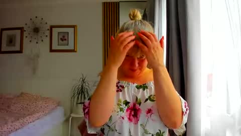 Snapshot of blonde_angel20 chatting on 06-19-26, 04:39 Nicole online show from 06-19-26, 04:39