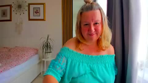Snapshot of blonde_angel20 chatting on 06-21-26, 05:37 Nicole online show from 06-21-26, 05:37