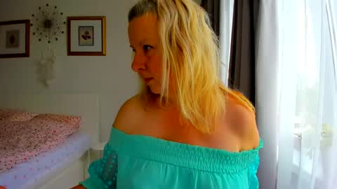 Snapshot of blonde_angel20 chatting on 07-06-26, 05:37 Nicole online show from 07-06-26, 05:37