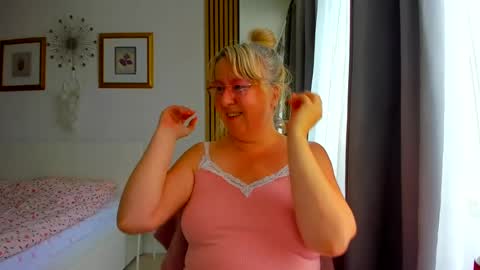 Snapshot of blonde_angel20 chatting on 07-08-26, 04:06 Nicole online show from 07-08-26, 04:06
