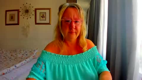 Snapshot of blonde_angel20 chatting on 07-17-26, 04:52 Nicole online show from 07-17-26, 04:52