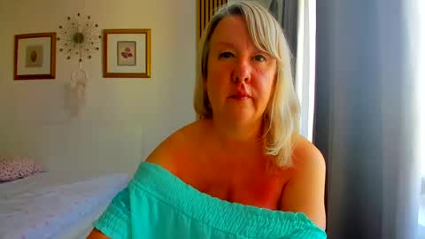 Snapshot of blonde_angel20 chatting on 07-18-26, 05:22 Nicole online show from 07-18-26, 05:22