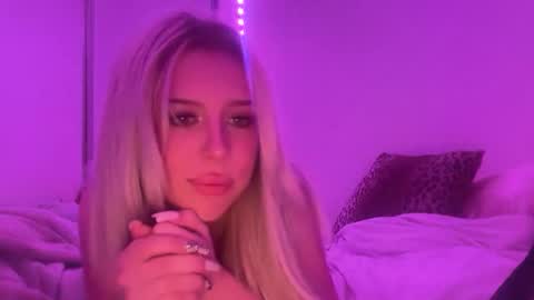 Snapshot of blondieangel11 chatting on 04-12-26, 04:50 blondieangel11 online show from 04-12-26, 04:50