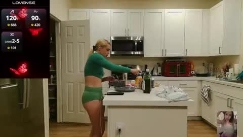 Snapshot of blondiebubblebooty chatting on 06-12-26, 10:47 Bubbles online show from 06-12-26, 10:47