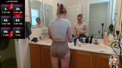 Snapshot of blondiebubblebooty chatting on 07-06-26, 03:47 Bubbles online show from 07-06-26, 03:47